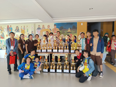 Piala di Perlombaan hari Kedua