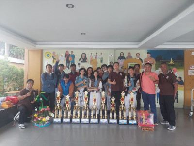 Piala di perlombaan Hari Pertama